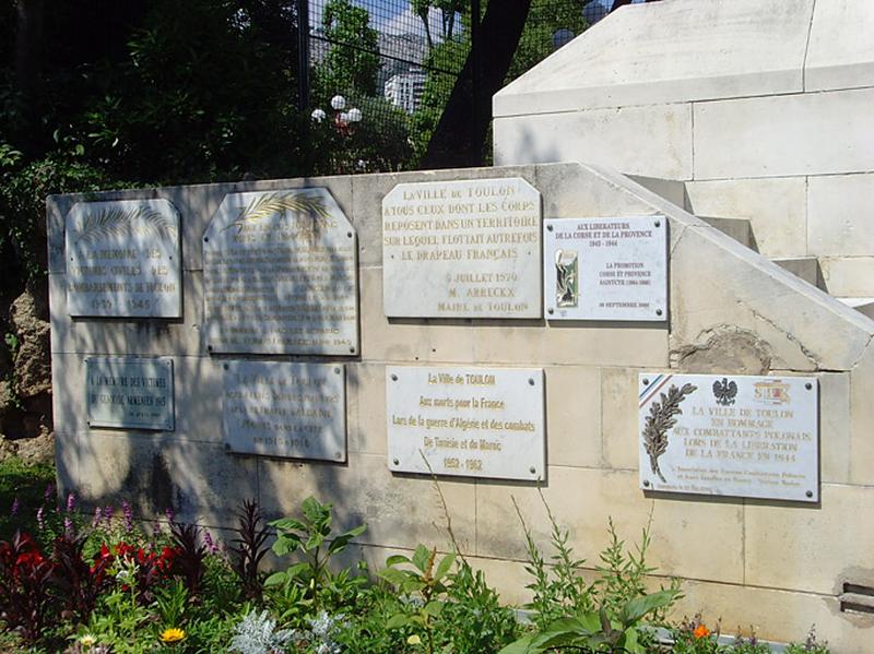 Vue des plaques commémoratives apposées devant les escaliers.