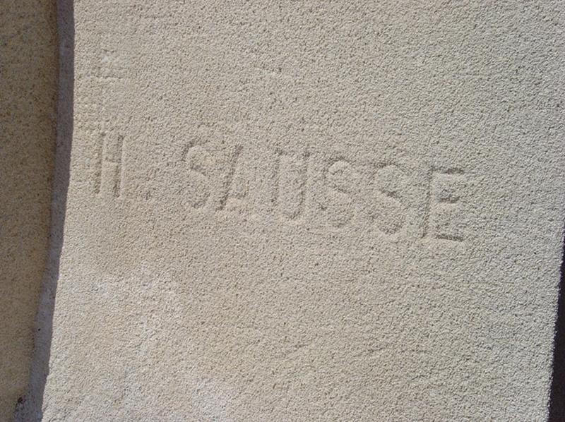 Vue de la signature du sculpteur : "H. SAUSSE".