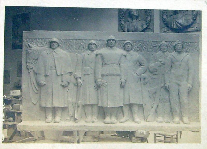 Photo de la maquette de la France, prise dans l'atelier de l'artiste, avec celui-ci sur le côté. Document conservé à la bibliothèque des amis du vieux Toulon.