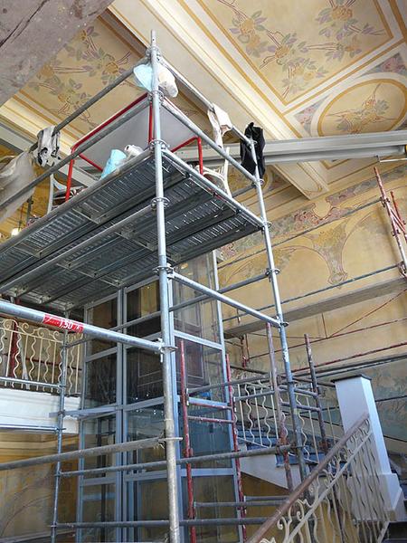 Restauration des peintures de la cage d'escalier, haut de l'échafaudage.