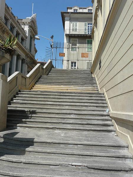 Escalier donnant accès à la terrasse sud depuis le quai des Etats-Unis.