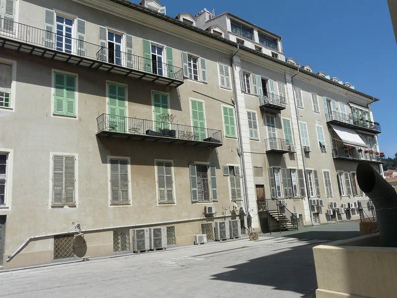 Ensemble de la façade sud donnant sur la terrasse.