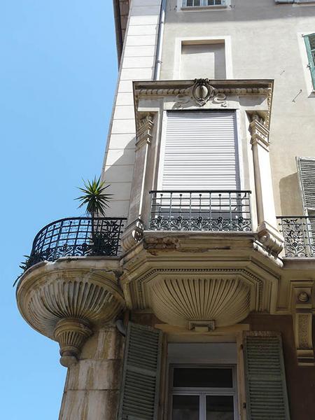 Détail de l'angle nord-ouest, balcons et logette.