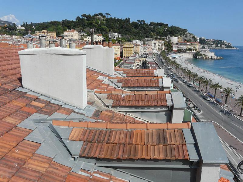 Toiture vue en direction de l'est, avec la colline du château au fond.