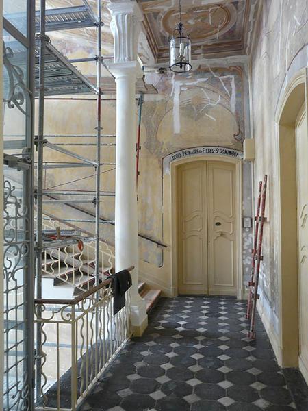 Restauration des peintures de la cage d'escalier, reprises au niveau d'un palier.