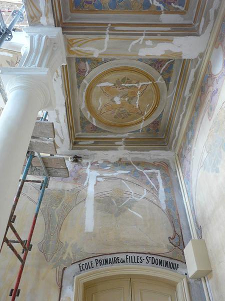 Restauration des peintures de la cage d'escalier, reprises au niveau d'un palier.