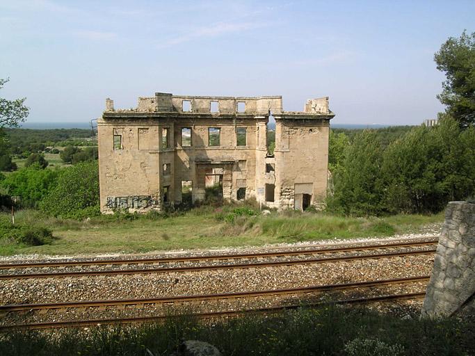 Vue générale du château depuis la voie ferrée.