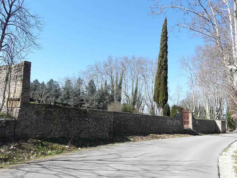 Mur Est du parc clos, en bordure de la route.