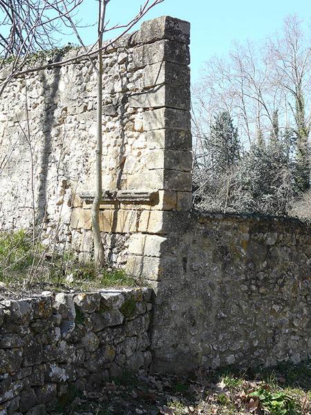 Angle Sud-Est du parc clos de murs, en bordure de la route.