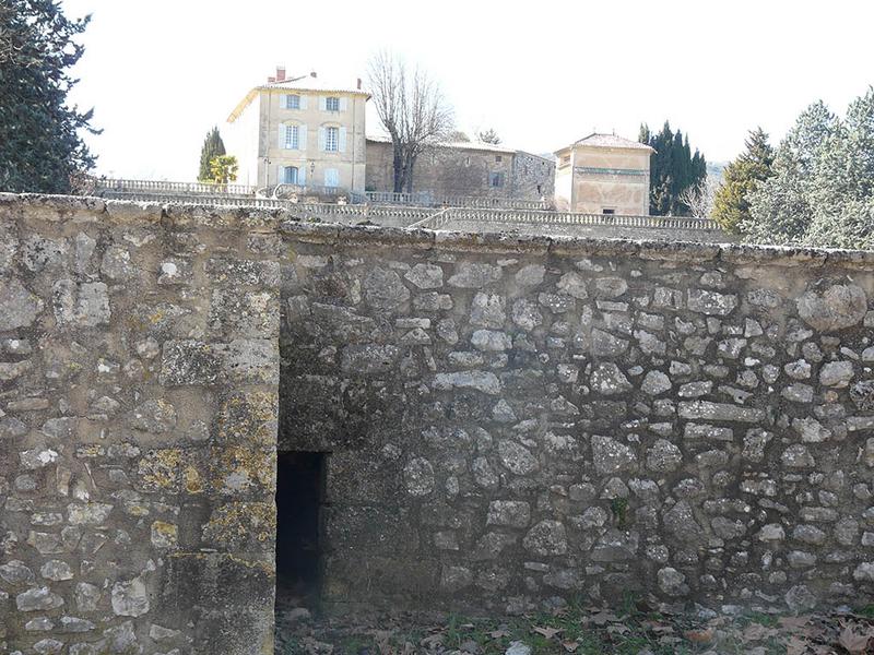 Détail du mur Est du parc clos, en bordure de la route.