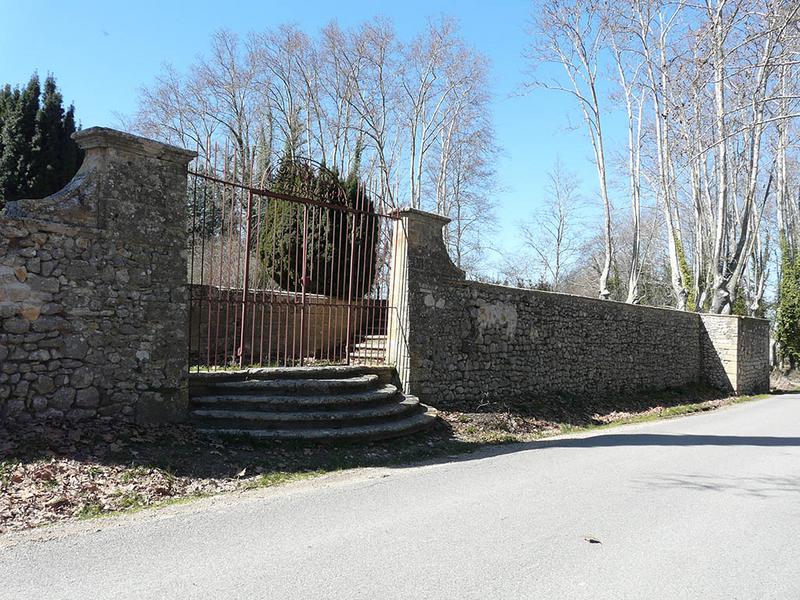 Portail Est du parc clos de murs, en bordure de la route.