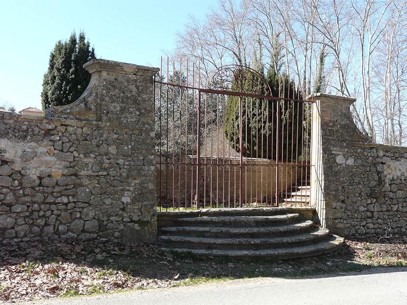 Portail Est du parc clos de murs, en bordure de la route.