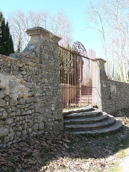 Portail Est du parc clos de murs, en bordure de la route, vue de trois-quarts.