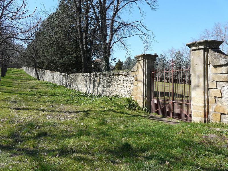 Mur Sud du parc clos, en bordure de l'avenue d'accès.