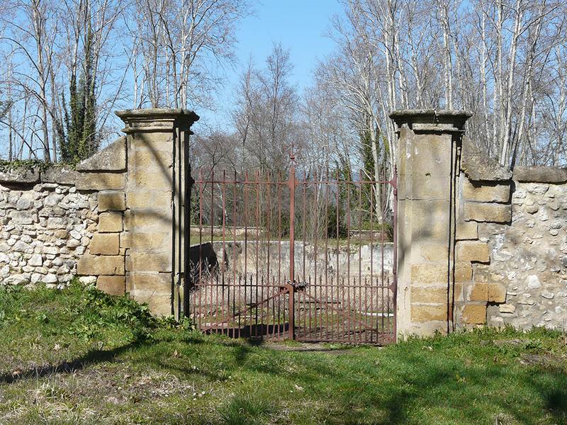 Portail latéral Sud de la partie basse du parc clos de murs.