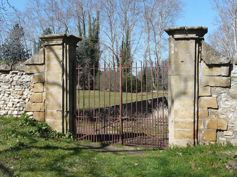 Portail latéral Sud de la partie basse du parc clos de murs.