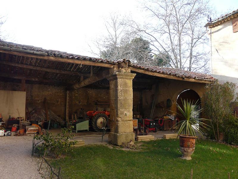 Hangar fermant la cour de la ferme.