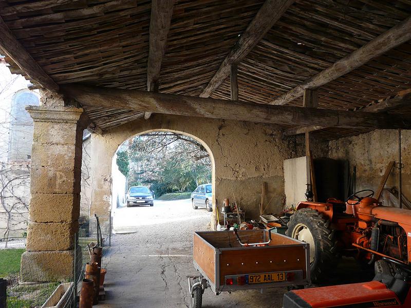 Intérieur du hangar fermant la cour de la ferme.