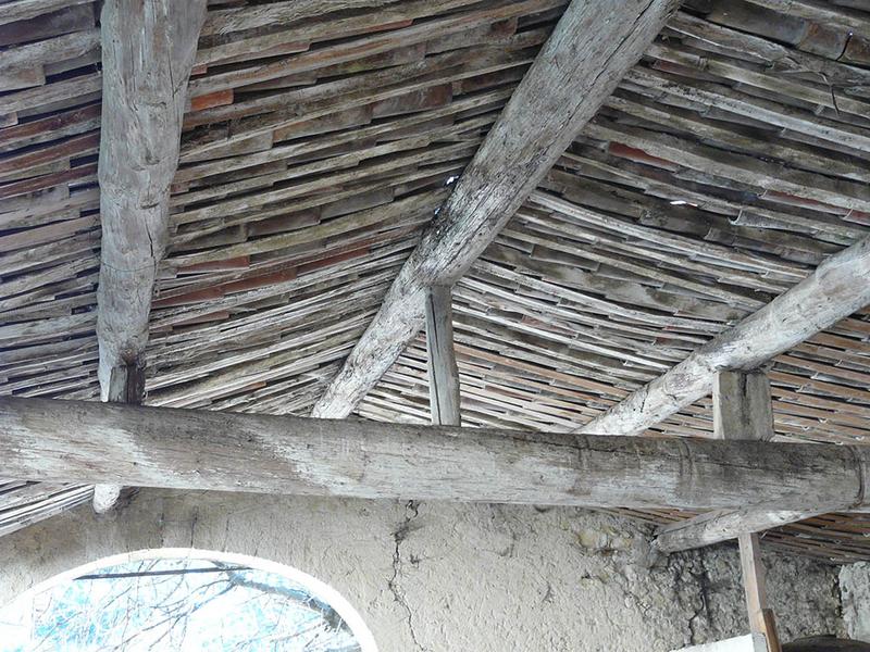 Charpente du hangar fermant la cour de la ferme.