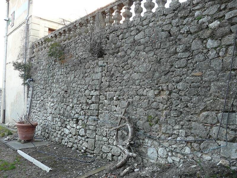 Mur de soutènement Nord de la terrasse de la fontaine des dauphins.