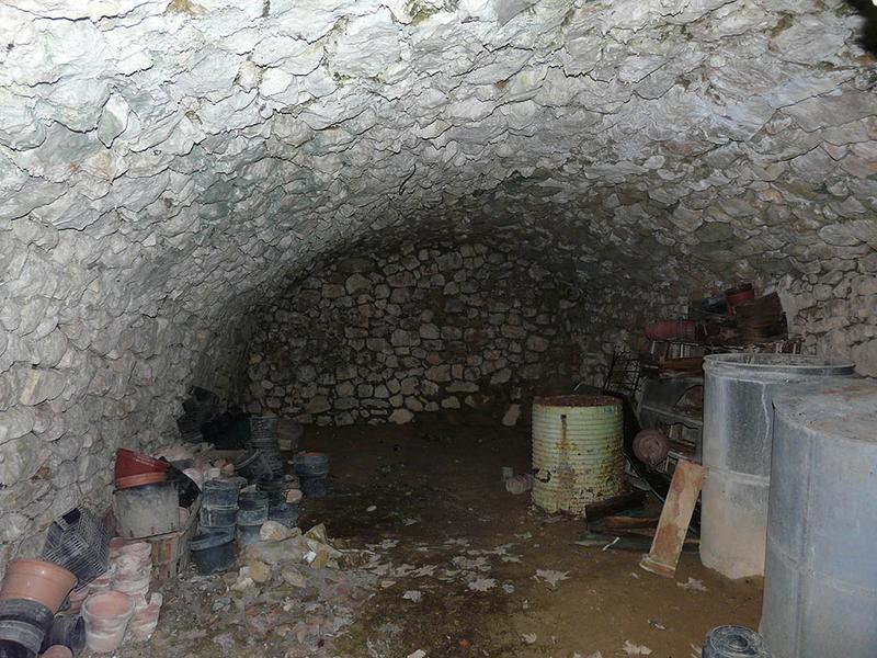 Salle voûtée sous la terrasse de la fontaine des dauphins.