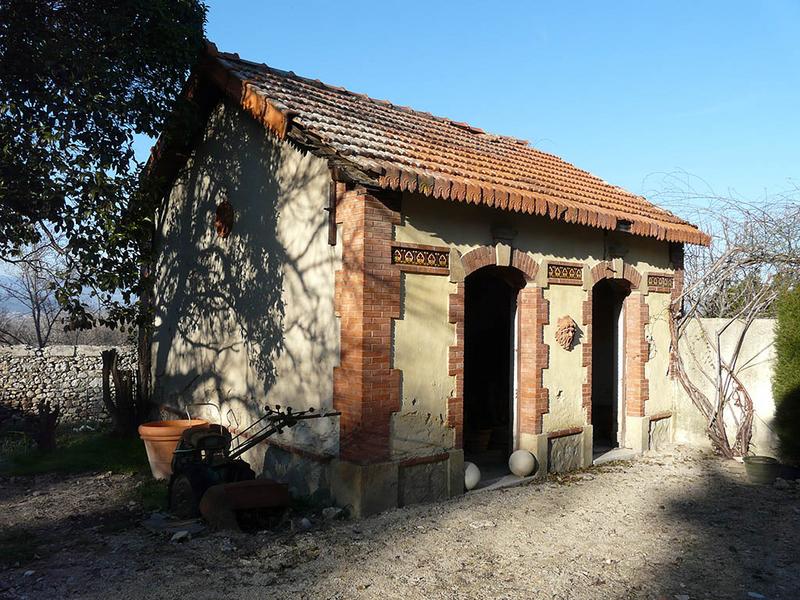 Le bâtiment du lavoir, vue de trois-quarts.