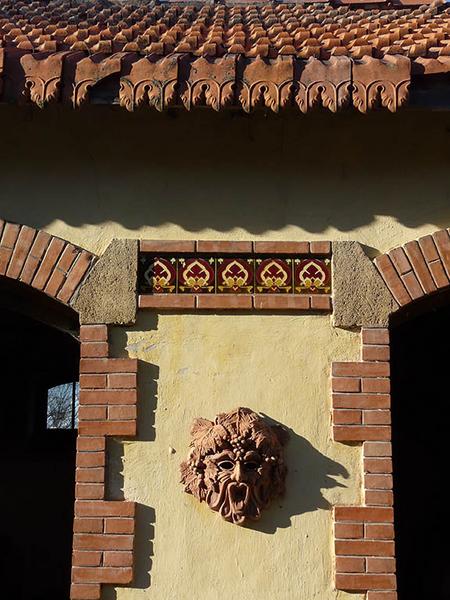 Façade antérieure du bâtiment du lavoir, détail du décor architectural.