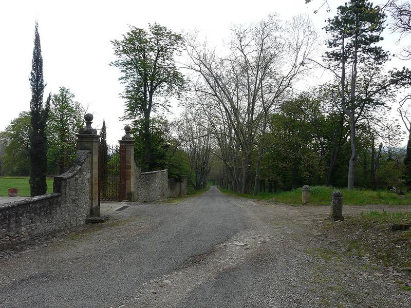 Avenue d'accès, vue vers l'est avec le portail supérieur.