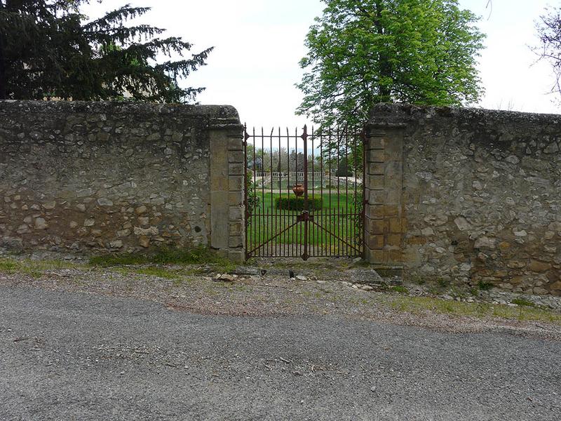 Avenue d'accès, portail intermédiaire au niveau de la seconde terrasse du parc clos.