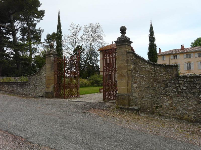 Portail supérieur donnant accès à la cour d'honneur.