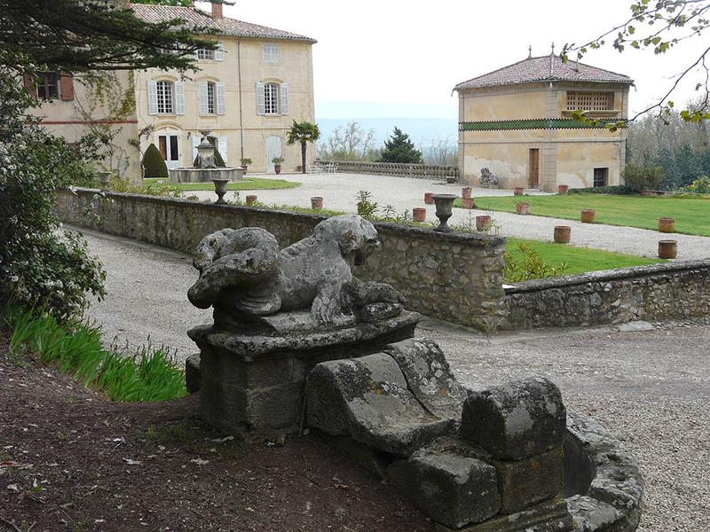 La fontaine à l'extrémité de l'avenue d'accès et la cour d'honneur.