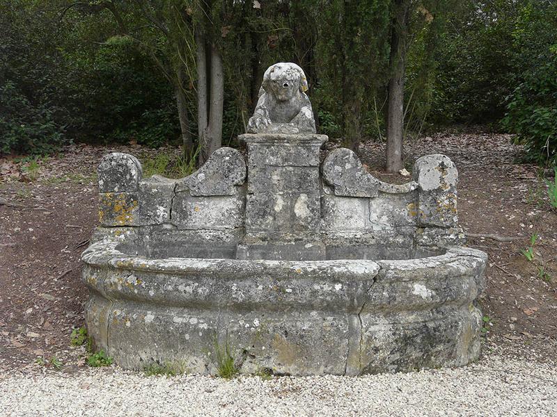 Fontaine à l'extrémité de l'avenue d'accès, vue de face.