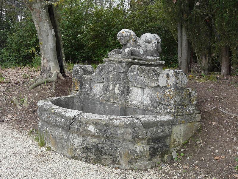 Fontaine à l'extrémité de l'avenue d'accès, vue de trois-quarts.