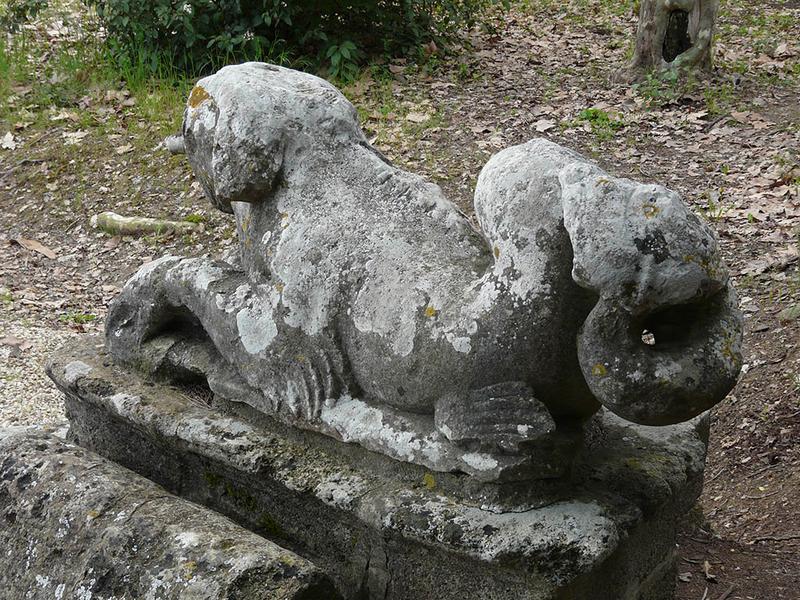 Fontaine à l'extrémité de l'avenue d'accès, détail.