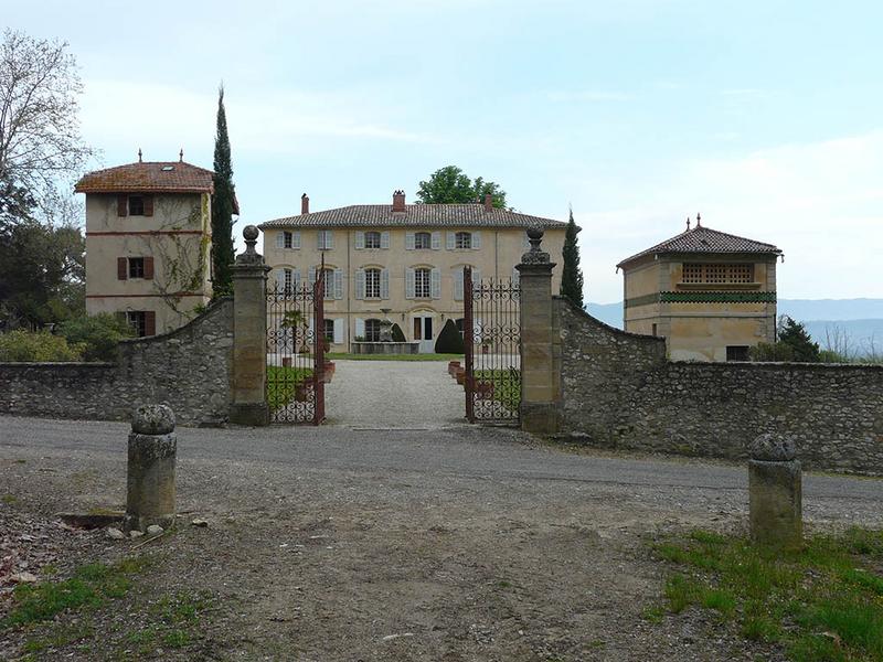 Le portail supérieur et la cour d'honneur, vue depuis l'allée cavalière.