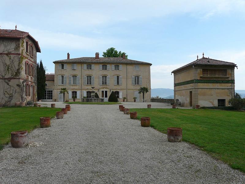 Cour d'honneur, maison du gardien, château et pavillon Nord-Est, vue vers le nord.