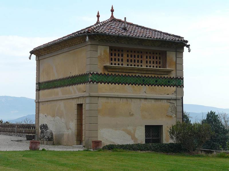 Pavillon Nord-Est, à l'est de la cour d'honneur, vue de trois-quarts Sud-Ouest.