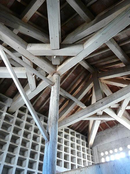 Pavillon Nord-Est, intérieur du pigeonnier, poteau central et charpente.