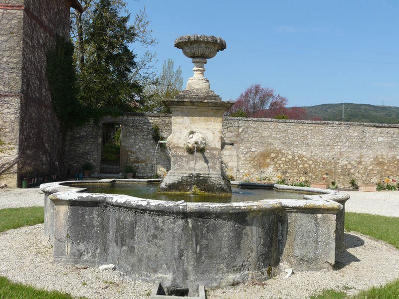 Fontaine de la cour d'honneur, vue vers l'ouest.