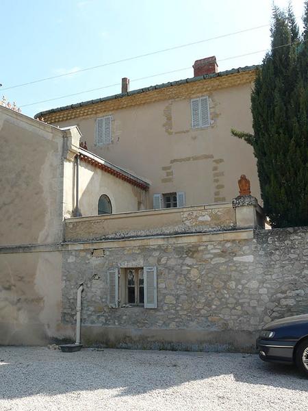 Façade Ouest du château et chapelle adossée.