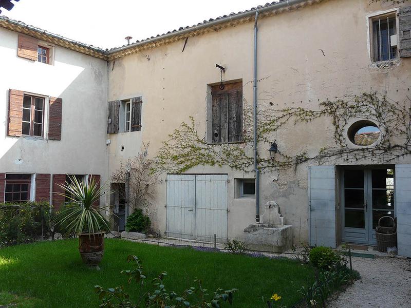 Cour de l'ancienne ferme.