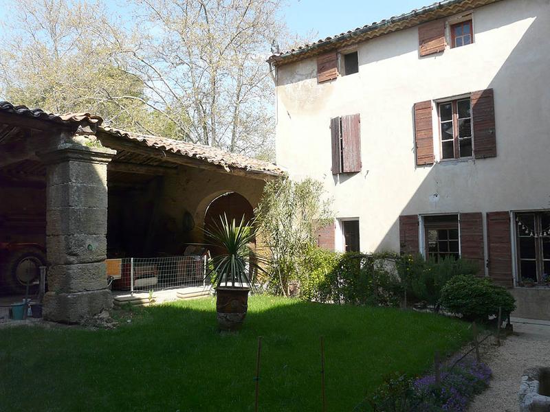 Cour et hangar de l'ancienne ferme.