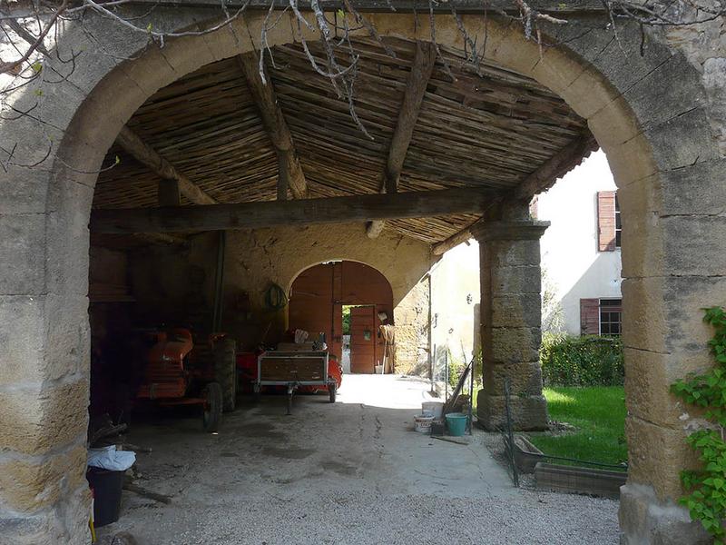 Intérieur du hangar de l'ancienne ferme, vue vers le nord.