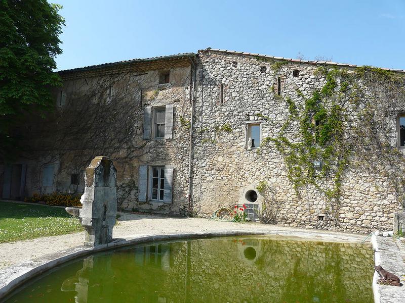 Façade Est de l'ancienne ferme sur la terrasse de la fontaine des dauphins.