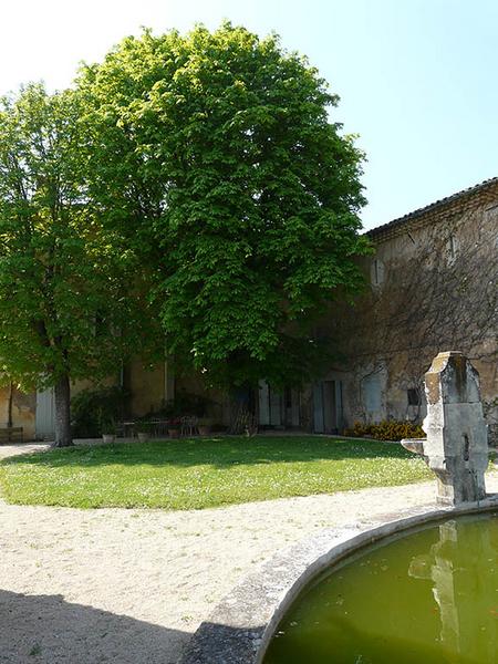 Terrasse de la fontaine des dauphins, vue vers le sud.