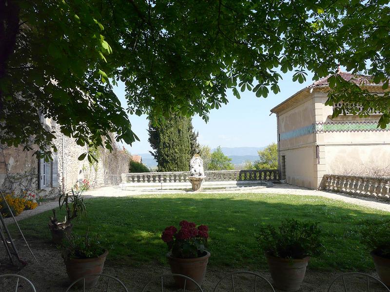 Terrasse de la fontaine des dauphins, vue vers le nord.