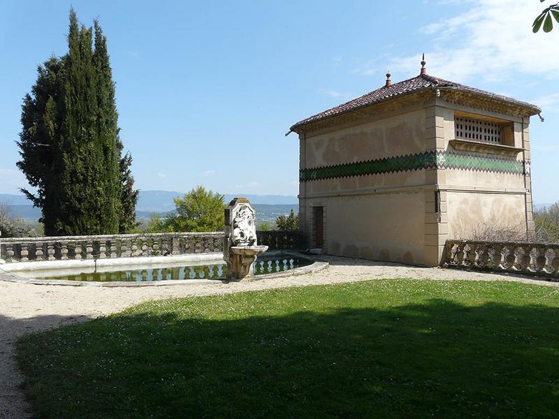 Terrasse de la fontaine des dauphins, bassin en demi-lune, fontaine et pavillon Nord-Est.