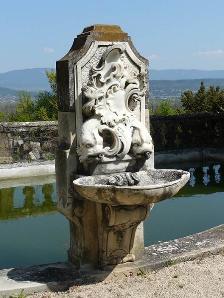 Terrasse de la fontaine des dauphins, fontaine.