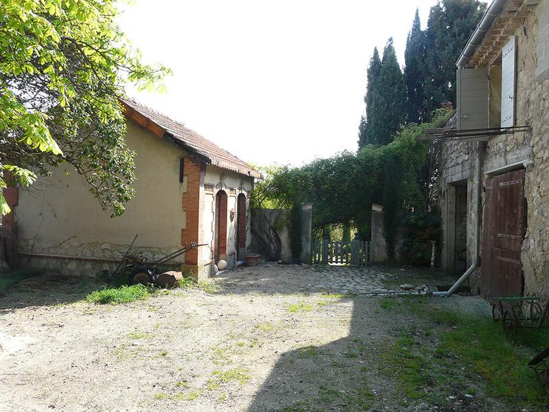 Cour au nord de l'ancienne ferme, avec le bâtiment du lavoir à gauche.