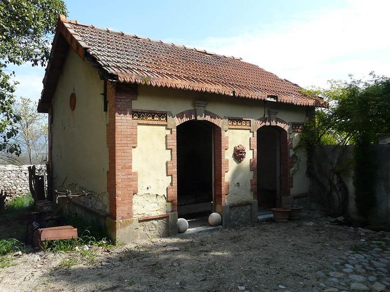 Bâtiment du lavoir, vue de trois-quarts.